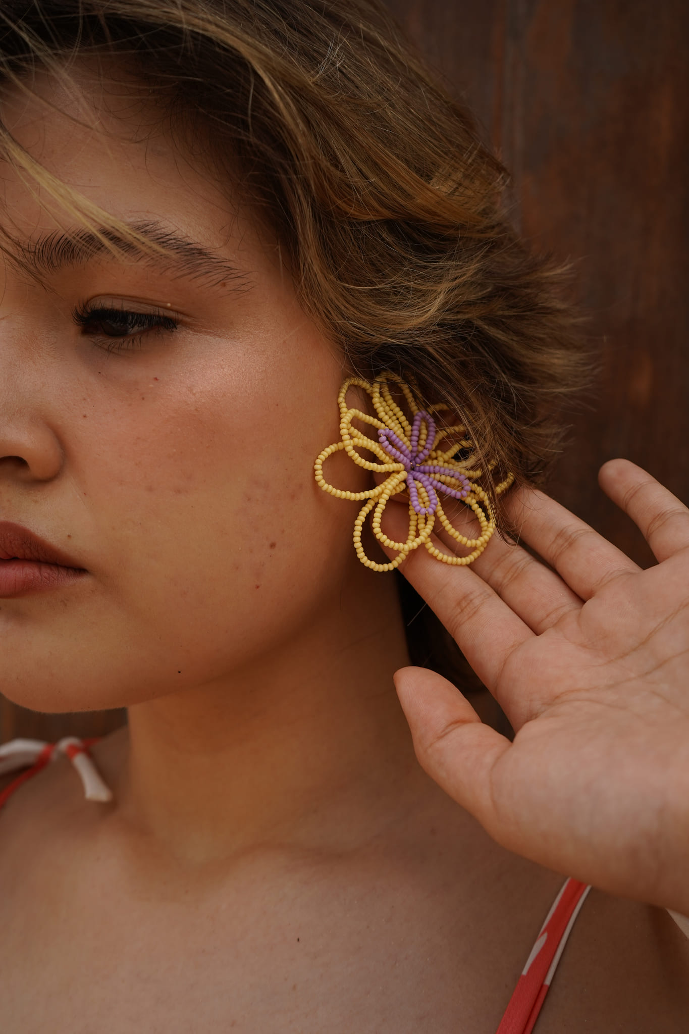 Aretes florecita tejido - mantequilla